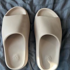 Yeezy Slides Men’s 7, Women’s 8.5.